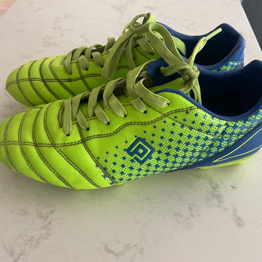 Soccer shoes men’s size 7